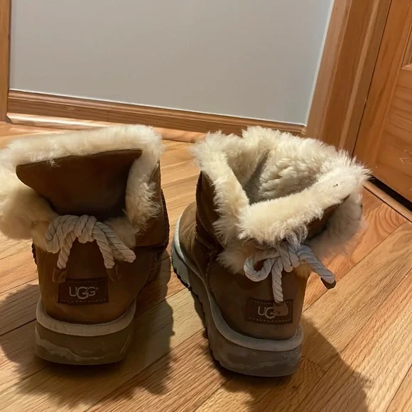 Womens Bow Uggs - Picture 2 of 3
